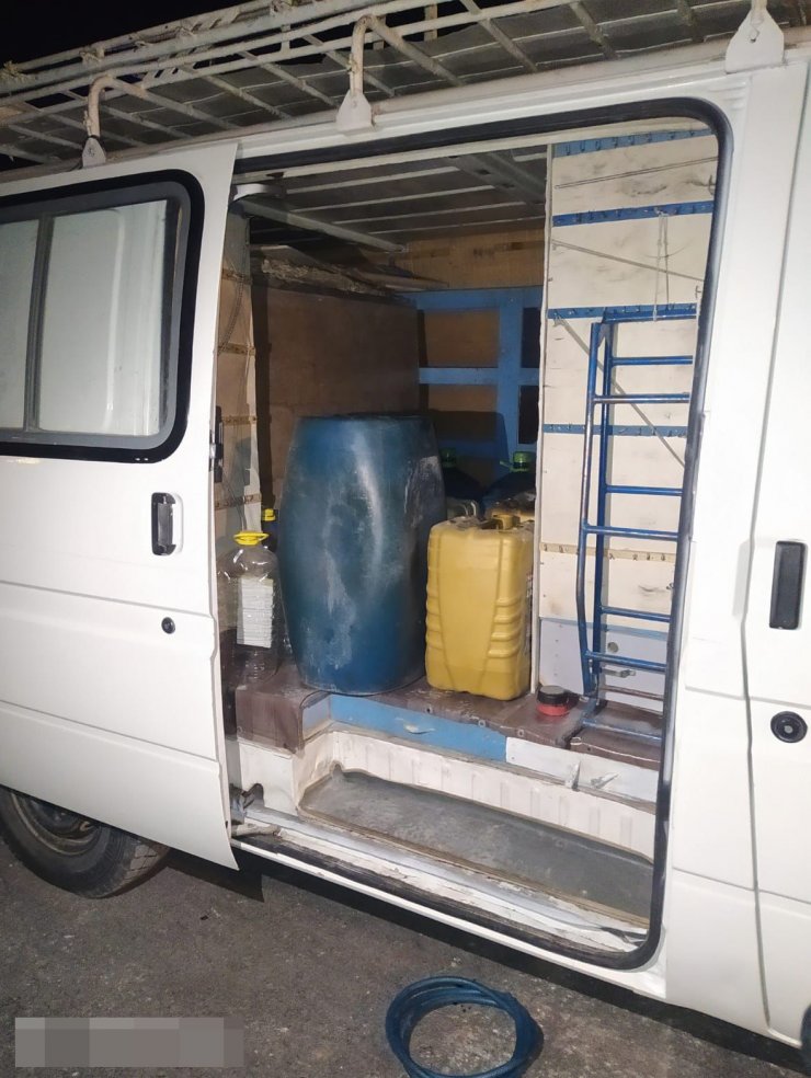 TIR'dan hortumla akaryakıt çalarken yakalandı