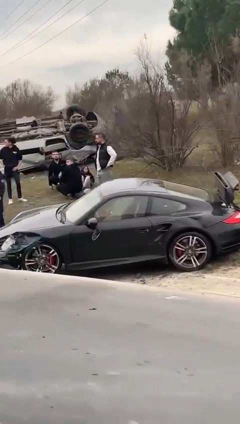 TEM'de otomobilin çarptığı minibüs takla attı