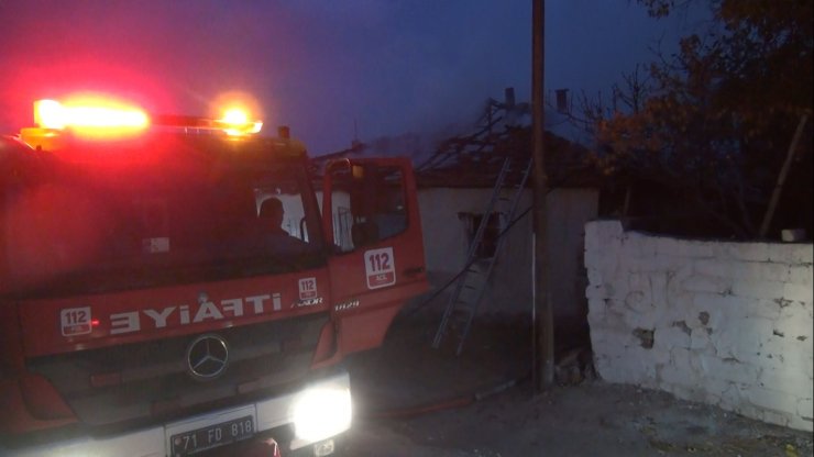 Çocukların evde yaktığı ateş yangın çıkardı