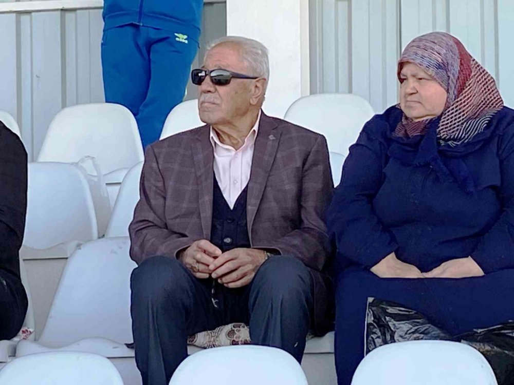 Konya'ya dönen gurbetçi çift her maç stadyumda