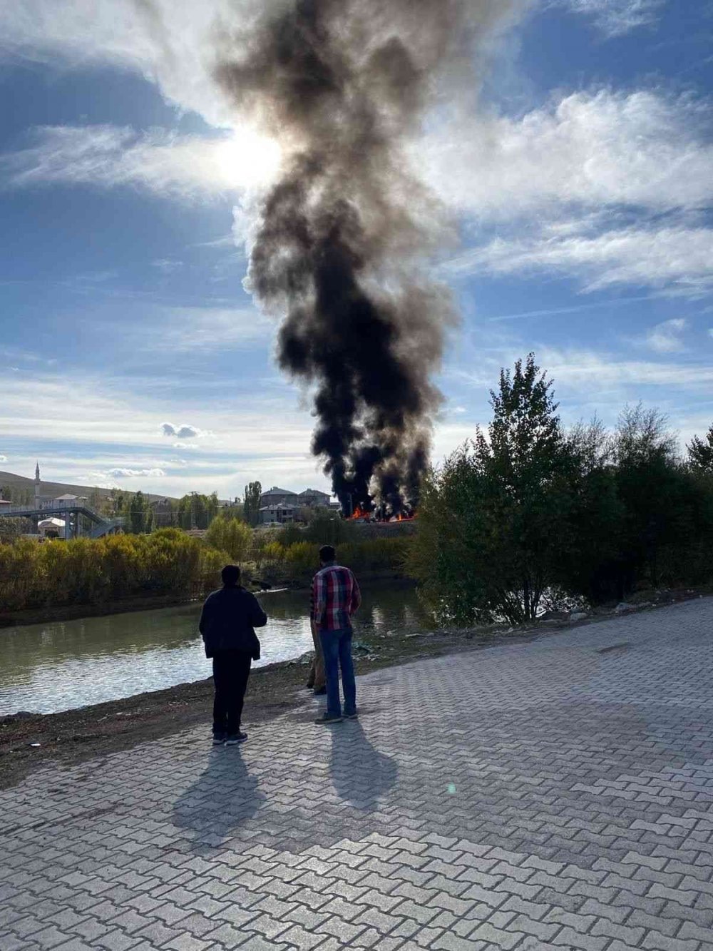 Son Dakika! Ağrı’da tanker yolcu otobüsüyle çarpıştı, kaza sonrası yangın çıktı