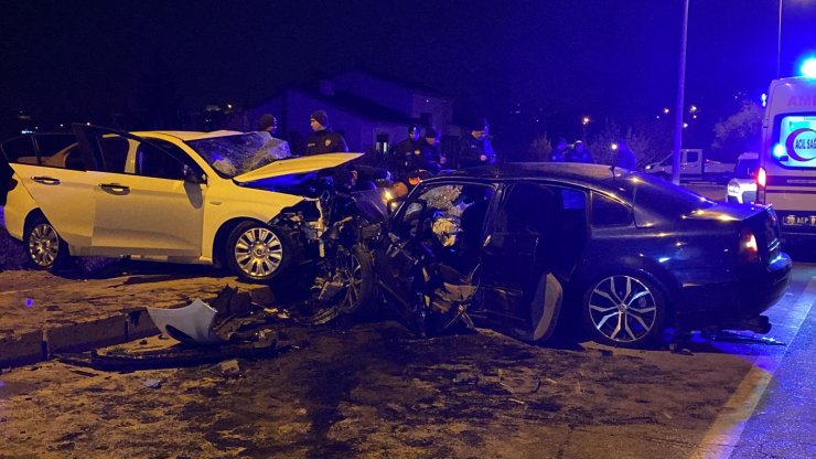 2 otomobil çarpıştı: 2 ölü, 6 yaralı