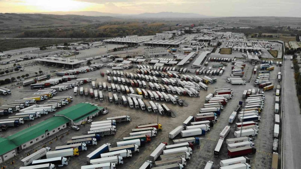 Kapıkule’de tır sürücülerinin "dozvola" tepkisi: “Türkiye’nin ihracatı baltalanıyor”