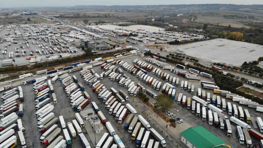 Kapıkule’de tır sürücülerinin "dozvola" tepkisi: “Türkiye’nin ihracatı baltalanıyor”