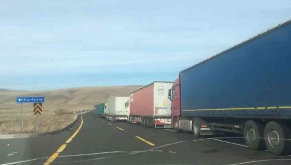 Aktaş Gümrük Kapısında tır kuyruğu bitmiyor