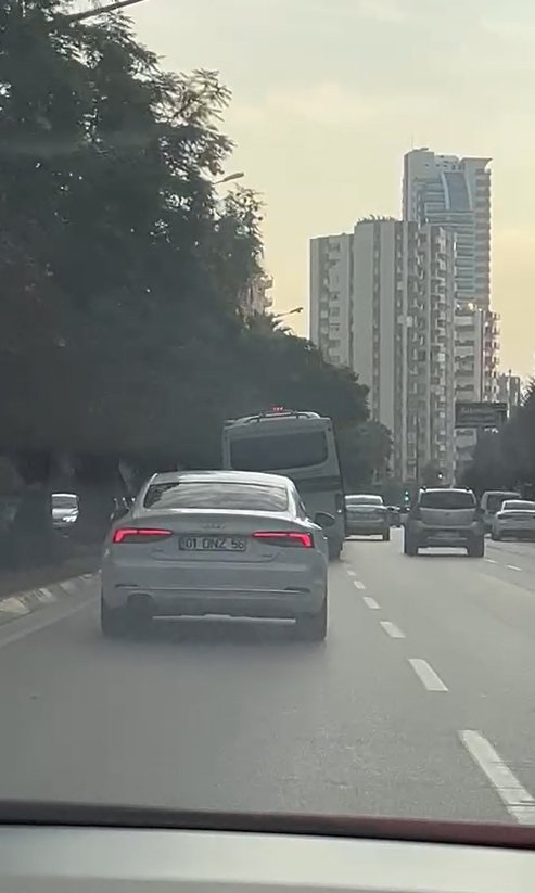 Özel halk otobüsü, trafikte sola yatık halde ilerledi