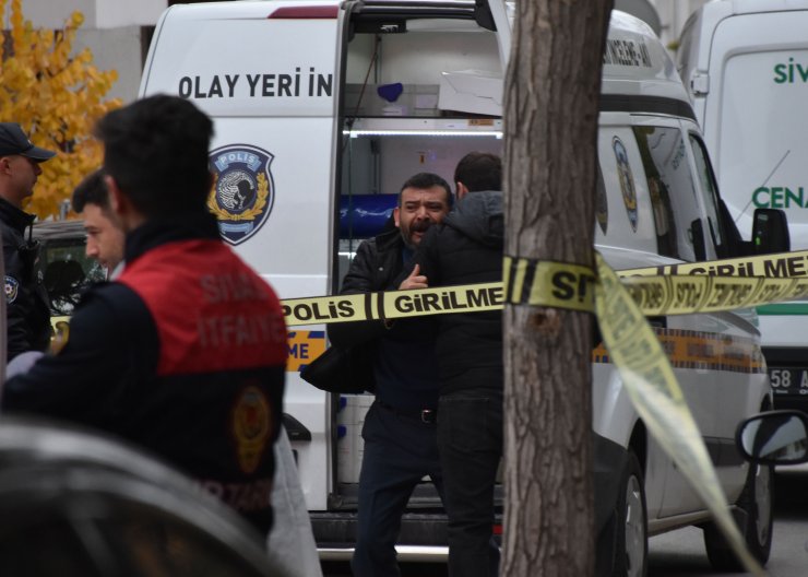 El frenini çekmeyi unuttu, durdurmaya çalıştığı aracı ile otomobil arasında can verdi