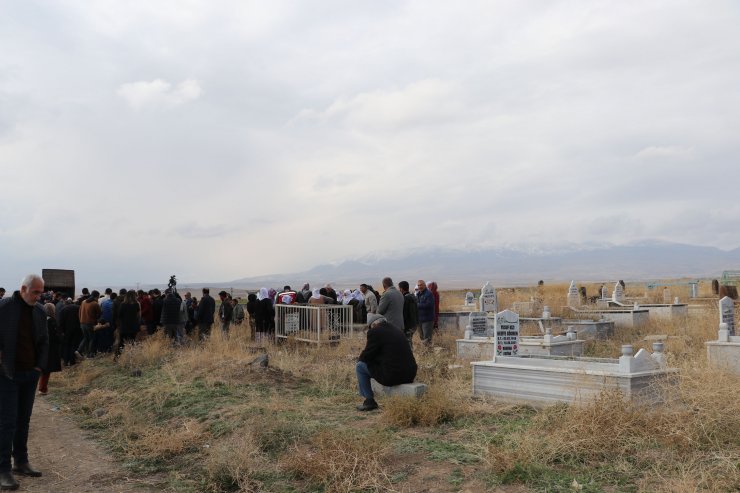 Kuduzdan hayatını kaybeden Mustafa Erçetin toprağa verildi