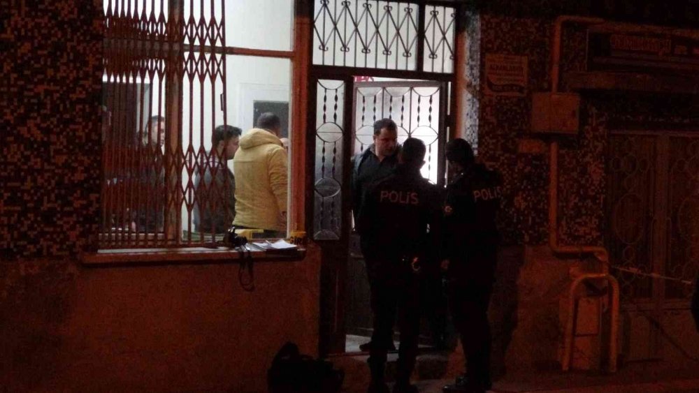 Yalnız yaşayan adam kapı önünde bulundu