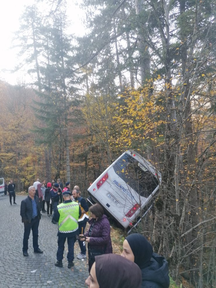 Ağaçlar faciayı önledi: 8 yaralı