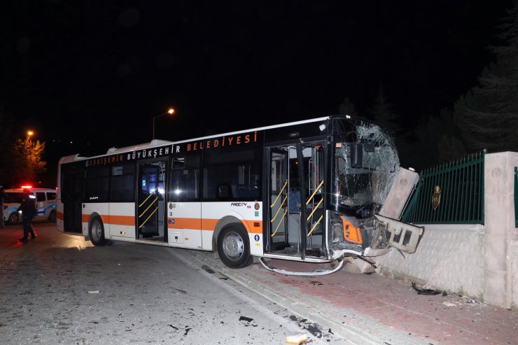 Otomobille çarpışan belediye otobüsü duvara da çarptı: 10 yaralı