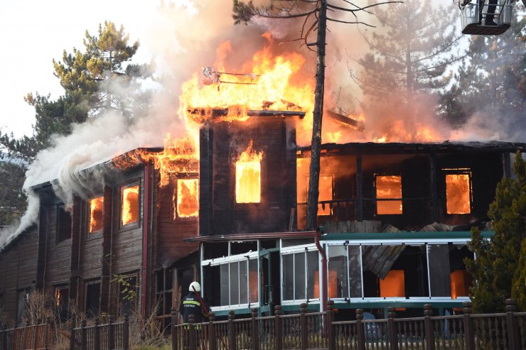 Ahşap sosyal tesis binası alevlere teslim oldu