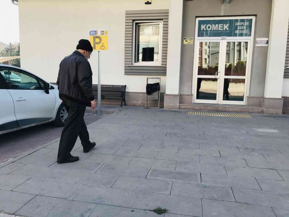 Konya'da 70 yaşındaki emekli torunlarıyla bilgisayar oyunu oynamak için kursa yazıldı