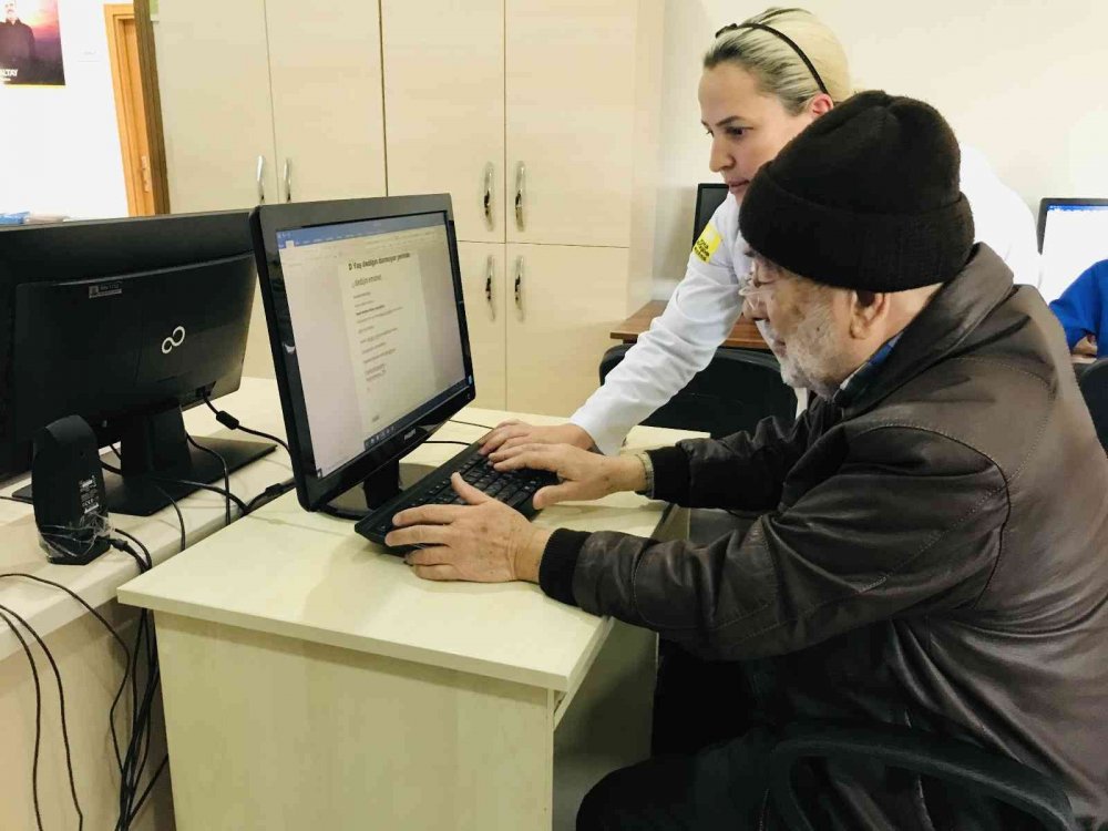 Konya'da 70 yaşındaki emekli torunlarıyla bilgisayar oyunu oynamak için kursa yazıldı