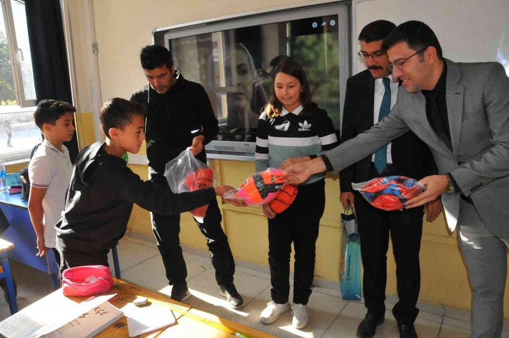 Konya'da en çok atık pil toplayan okullar hediyelerini aldı