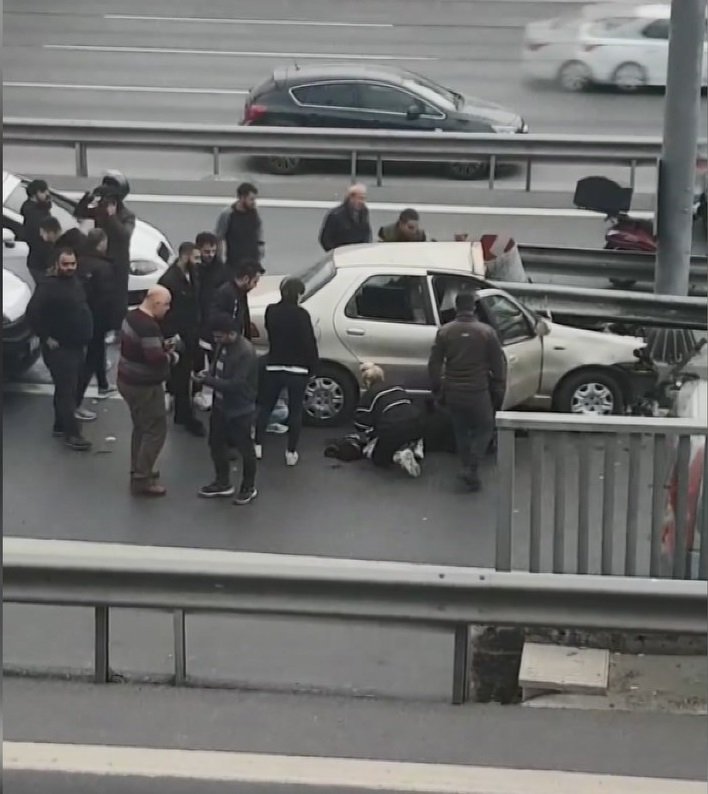 Otomobil bariyerlere çarptı: 2 ağır yaralı