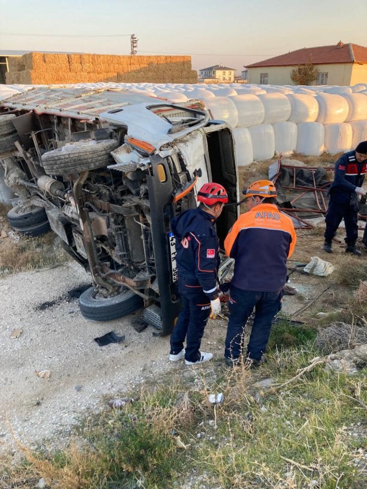 Büyükbaş hayvan yüklü kamyonet devrildi: 1 ölü, 1 yaralı