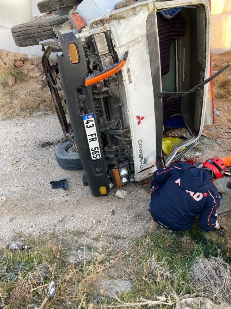 Büyükbaş hayvan yüklü kamyonet devrildi: 1 ölü, 1 yaralı