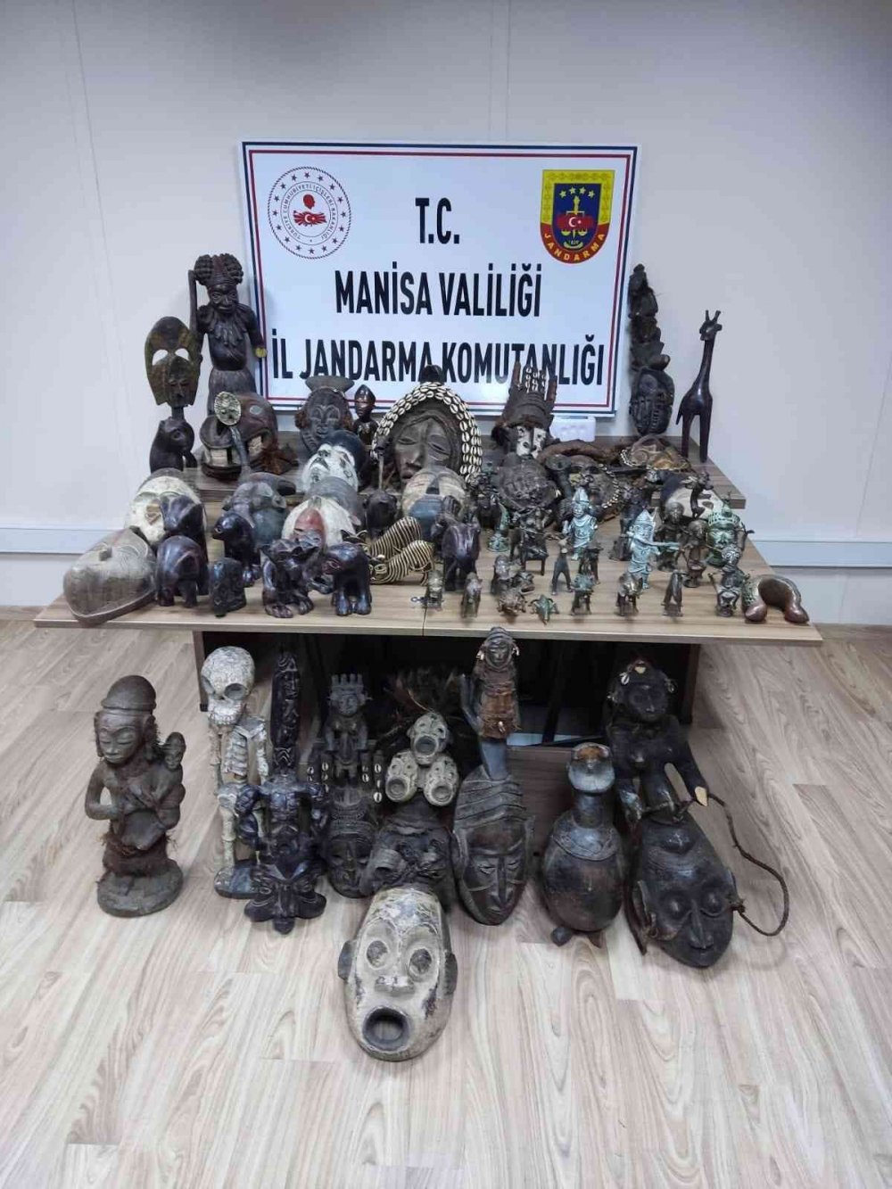 Durdurulan araçtan tarih fışkırdı