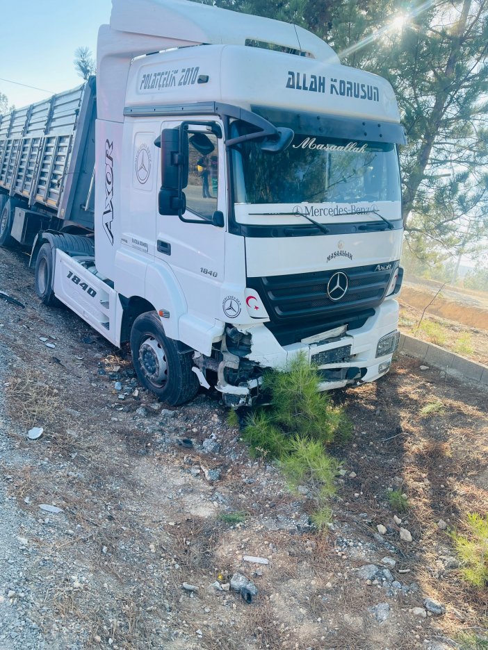 denizlide-tir-ile-otomobilin-carpistigi-kazada-1-kisi-oldu-1-kisi-yaralandi-2.jpg