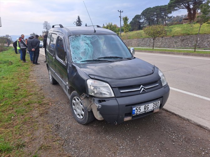 Köpeklerden kaçarken hafif ticari aracın çarptığı temizlik işçisi öldü