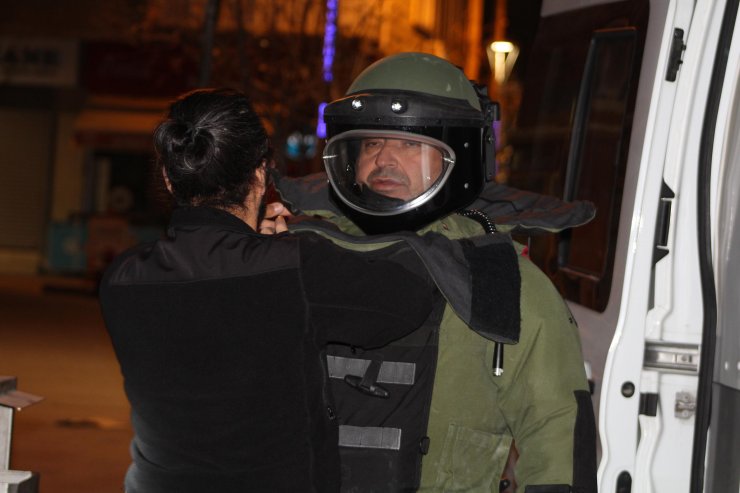 Banka önüne bırakılan şüpheli valizden bakın ne çıktı