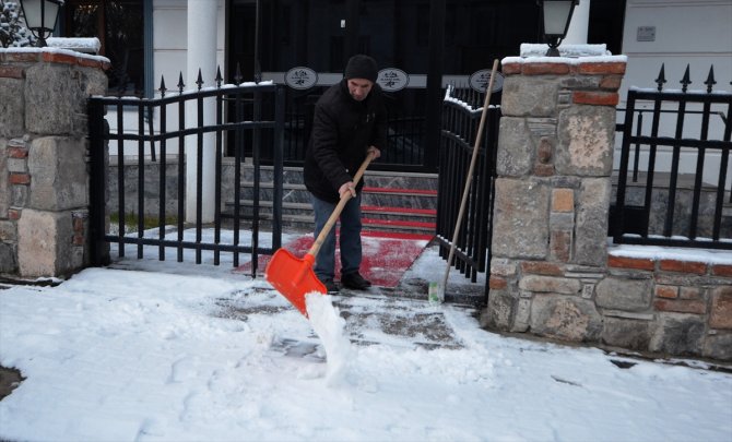 Gece etkili olan kar ilçeyi beyaza bürüdü