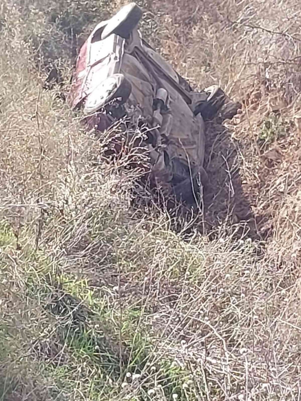 Konya'da otomobil kanala devrildi, sürücü yaralandı