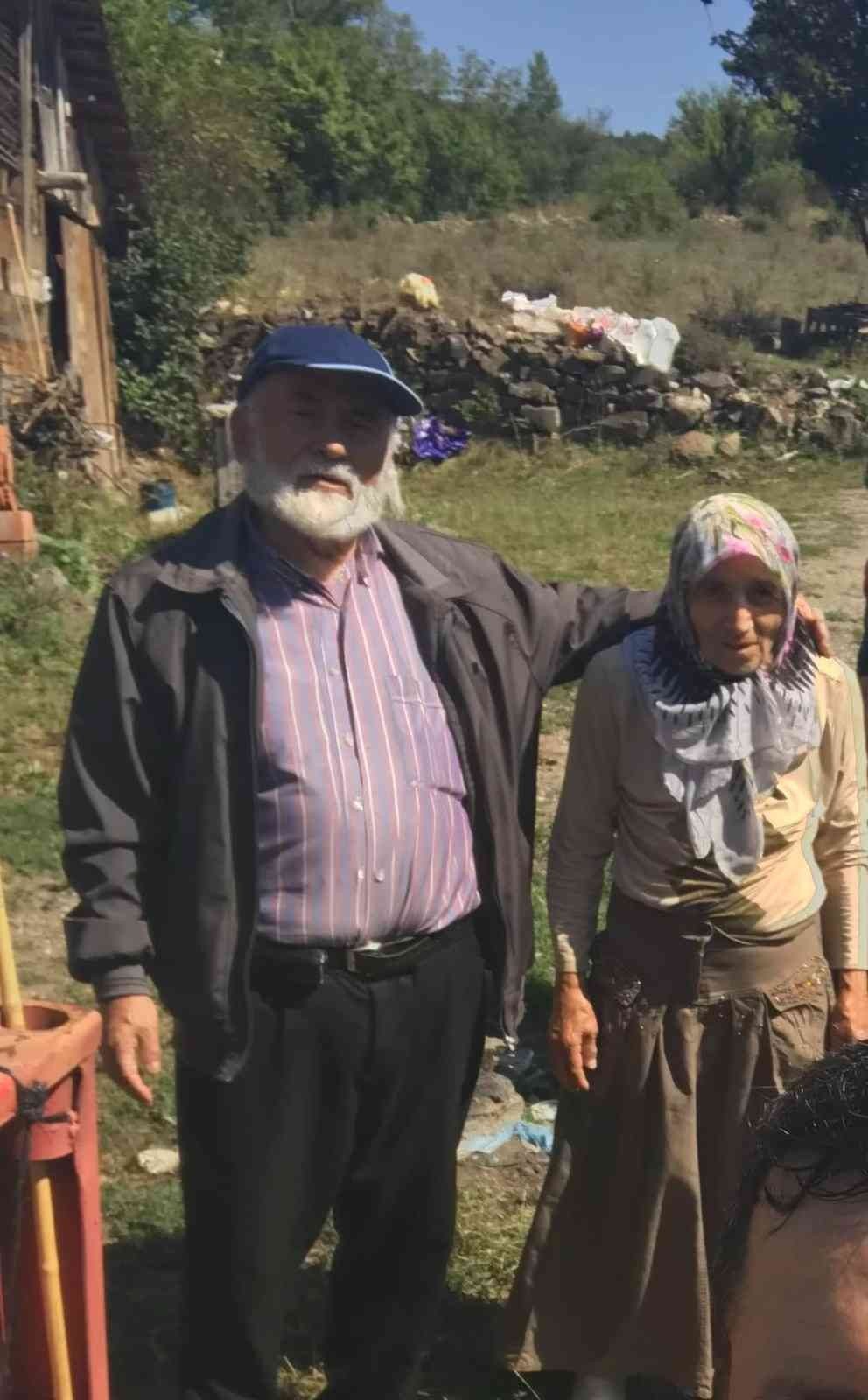 Yataklarında ölü bulunan çift, toprağa verildi