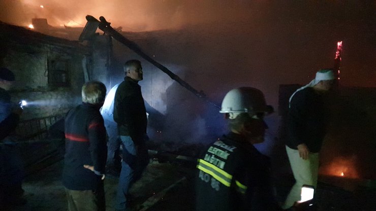 Samanlık küle döndü, traktör kullanılamaz hale geldi