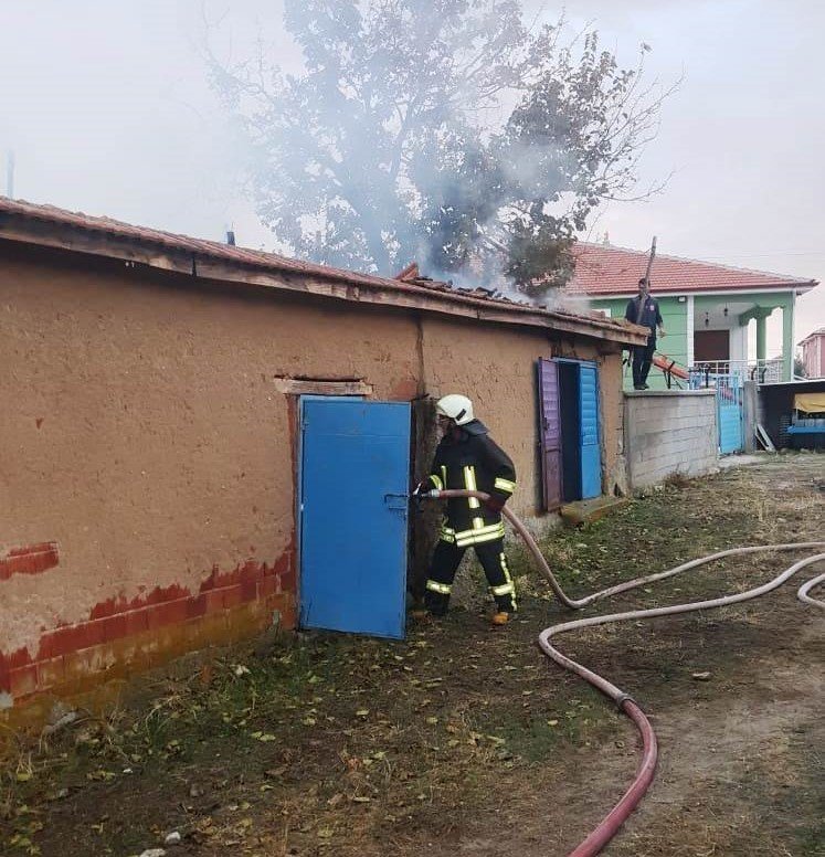 Konya’da ahır ve samanlıkta yangın