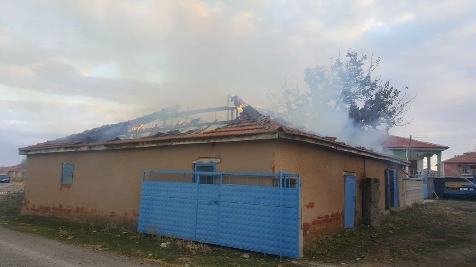 Konya’da ahır ve samanlıkta yangın