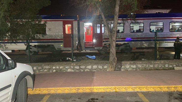 Kulaklıkla müzik dinleyen scooterli genç kız tren altında can verdi