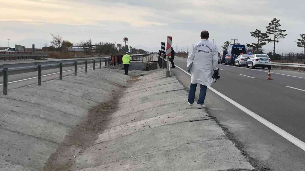 Konya’da feci kaza! otomobil tahliye kanalına uçtu: 3 kişi yaşamını yitirdi