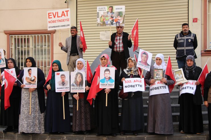 Diyarbakır'daki evlat nöbetine bir aile daha katıldı