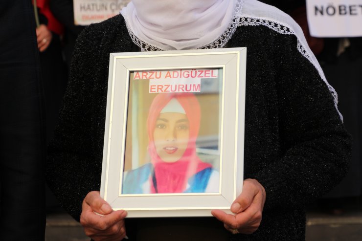 Diyarbakır'daki evlat nöbetine bir aile daha katıldı