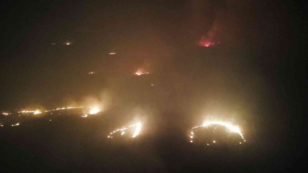 Eber Gölü’ndeki kamışlar alev alev yanıyor