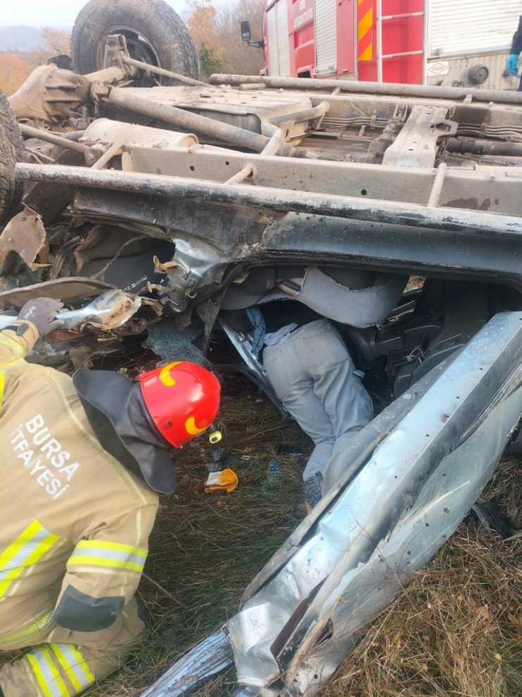Hafif ticari araç kamyona çarptıktan sonra takla attı: 1 ölü, 2 yaralı