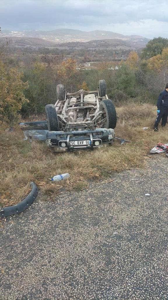 Hafif ticari araç kamyona çarptıktan sonra takla attı: 1 ölü, 2 yaralı