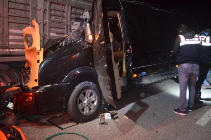 Minibüs, TIR'a arkadan çarptı: 3 ölü, 8 yaralı