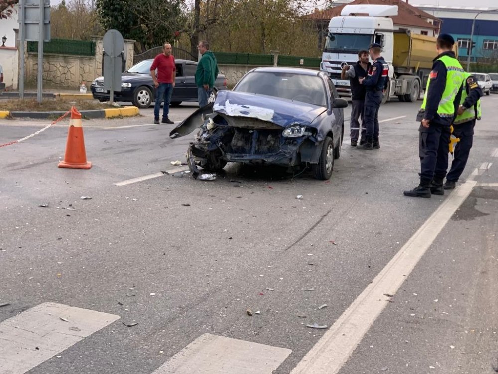 Otomobil, motosiklet ve hafif ticari aracın karıştığı kazada 1 ölü, 4 yaralı