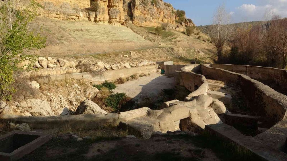 Canlarını hiçe sayıyorlar! Ortaya çıkan mağara tehlike saçıyor
