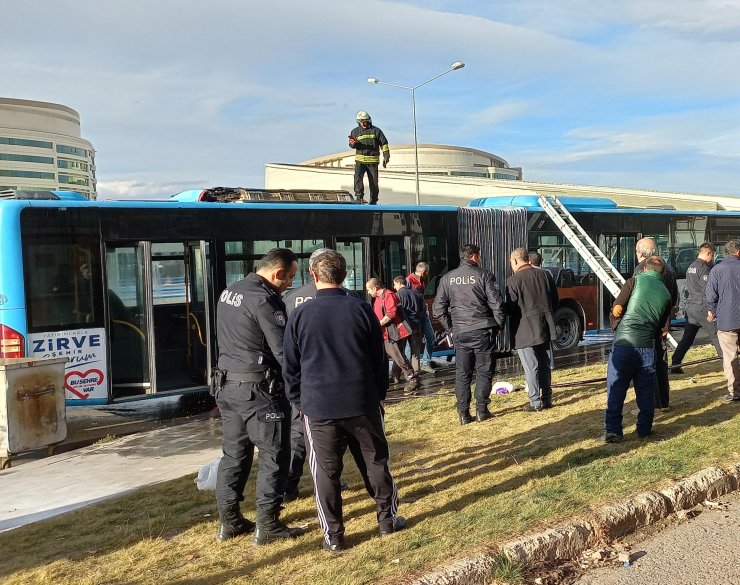 Seyir halindeki belediye otobüsü, alev alev yandı