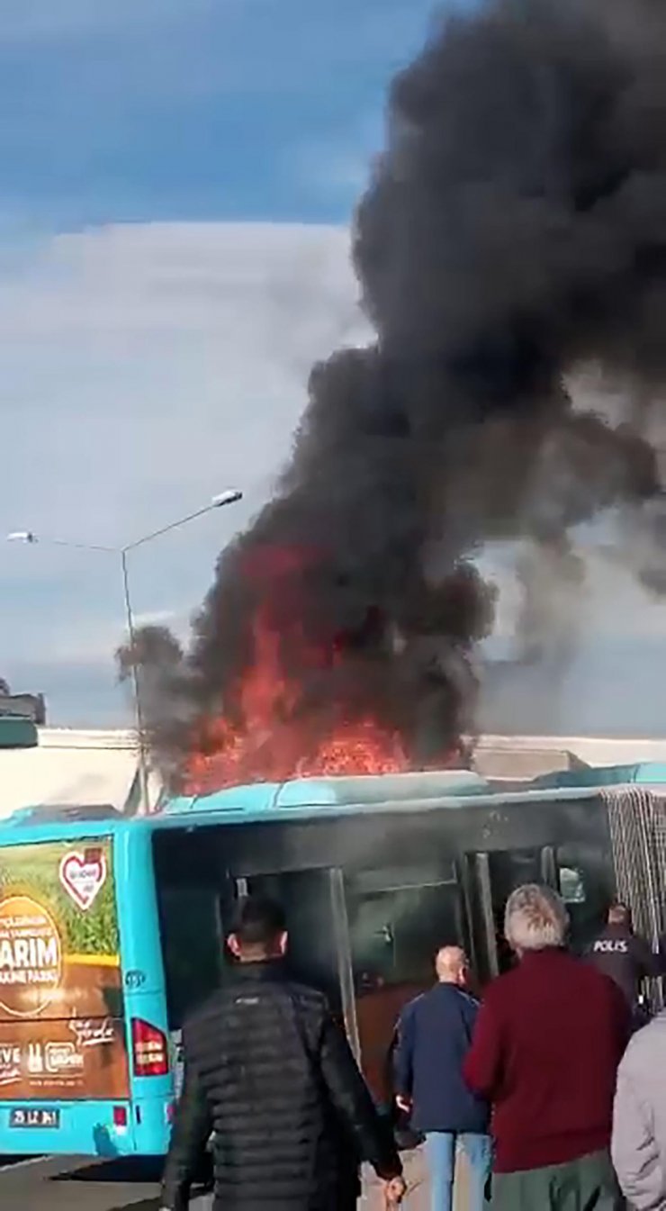Seyir halindeki belediye otobüsü, alev alev yandı