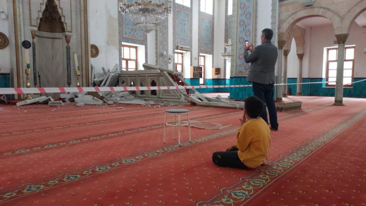 Düzce'deki depremde caminin minberi yıkıldı