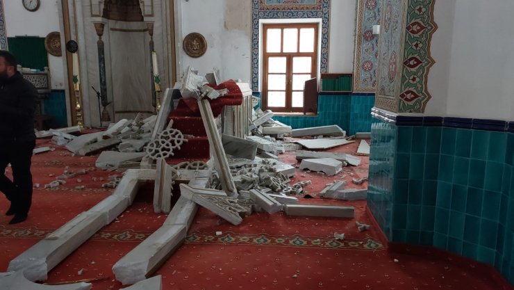 Düzce'deki depremde caminin minberi yıkıldı