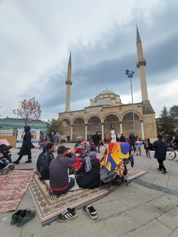 Düzce'deki depremde caminin minberi yıkıldı