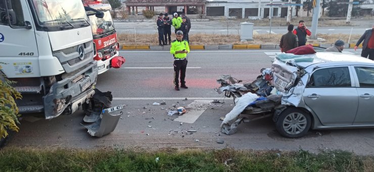 Freni boşalan kamyon kırmızı ışıkta bekleyen otomobile çarptı