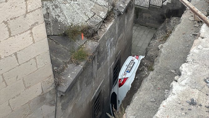 Cami ile istinat duvarı arasına dik şekilde düşen otomobildeki 3 kişi yaralandı