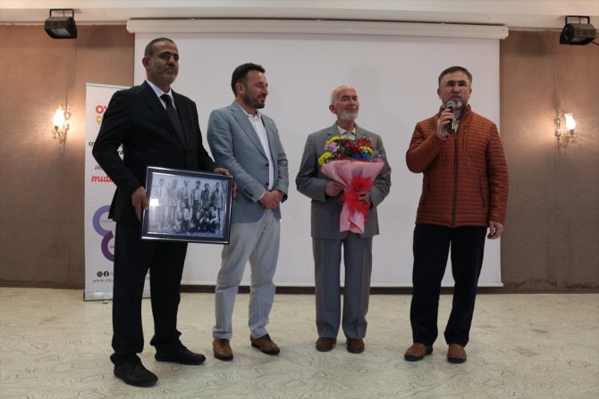 Konya'da emekli öğretmene öğrencilerinden sürpriz kutlama